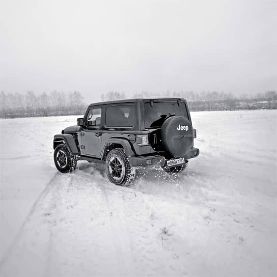 При всей своей видимой массивности, Jeep Wrangler на удивление легкий автомобиль. Учитывая, что значительное время эти машины эксплуатируются в городах, конструкторы сделали все, чтобы уменьшить массу автомобиля и, как следствие, повысить его топливную экономичность. 