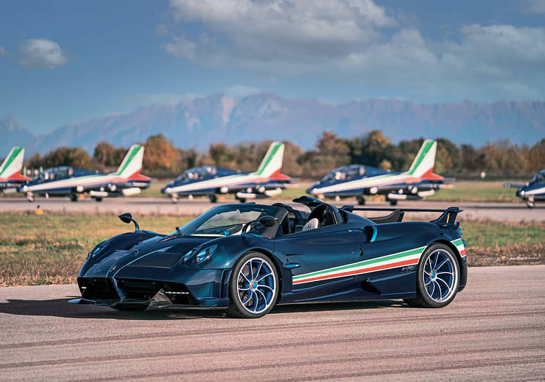 Дизайнеры Pagani постарались максимально насытить экстерьер и интерьер спецверсии всевозможными аллюзиями на тему учебно-боевого самолета Aermacchi MB-339PAN, на которых выступает пилотажная группа.