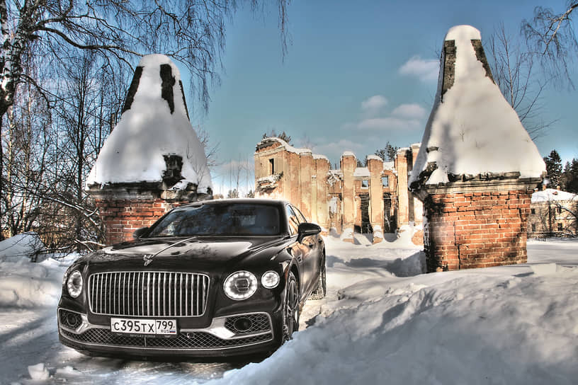 Впервые на капоте современного Bentley Flying Spur располагается эмблема в виде крылатой литеры «В», которую можно прятать заподлицо с капотом, нажав специальную команду на тачскрине.