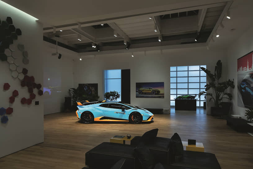 В мае 2021 года в Нью-Йорке открылся Lamborghini VIP Lounge. В нем Huracan STO смотрится органичнее, чем смотрелся бы на улице, в окружении желтых манхэттенских такси. 
