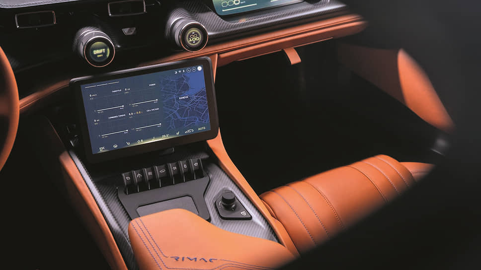 «Железо» автопилота, которым планируется в скором будущем оснастить Rimac Nevera, – это чип nVidia Pegasus, 12 ультразвуковых датчиков, 13 камер и 6 радаров. Регулярные обновления софта автомобиль будет скачивать дистанционно, «по воздуху».