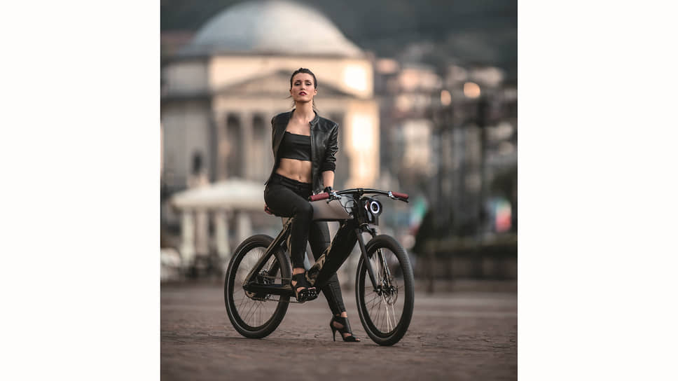 Многие считали, что с кафе-рейсерами проект Bicicletto роднит не только характерная задняя часть сиденья, но и крупная, «мотоциклетная» фара. На наш взгляд, она больше похожа на линзу кинопроектора