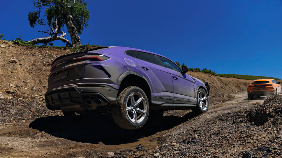 Увидеть в обычной жизни, как Lamborghini Urus вывешивает заднее колесо, не представляется возможным. Но во время экспедиции подобный трюк проделывался не раз