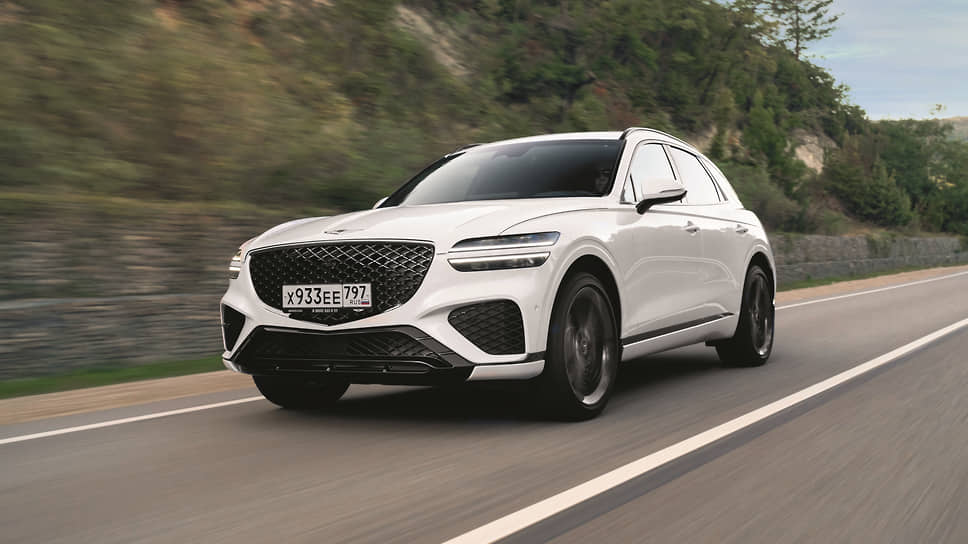 Облик Genesis GV70 отличают динамика и стремительность, которым позавидовал бы любой спорткар. Но не стоит забывать про букву V в названии, которая расшифровывается как Versatile – «универсальность». И действительно, автомобиль одинаково удобен для водителя, пассажиров и багажа, которому по умолчанию отведено 542 литра