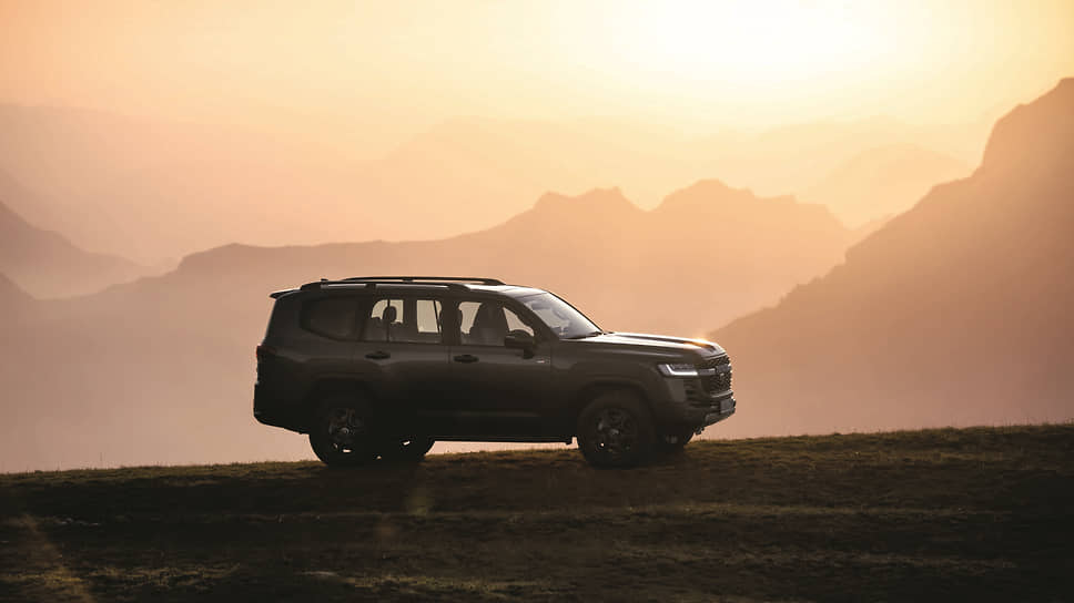 За кадром стартовая версия Elegance ценой от 5 841 500 рублей. Очевидно, что заказывать «простоту» будут разве что единичные клиенты. А вот богатые исполнения LC 300 сразу исключительно востребованы российским рынком