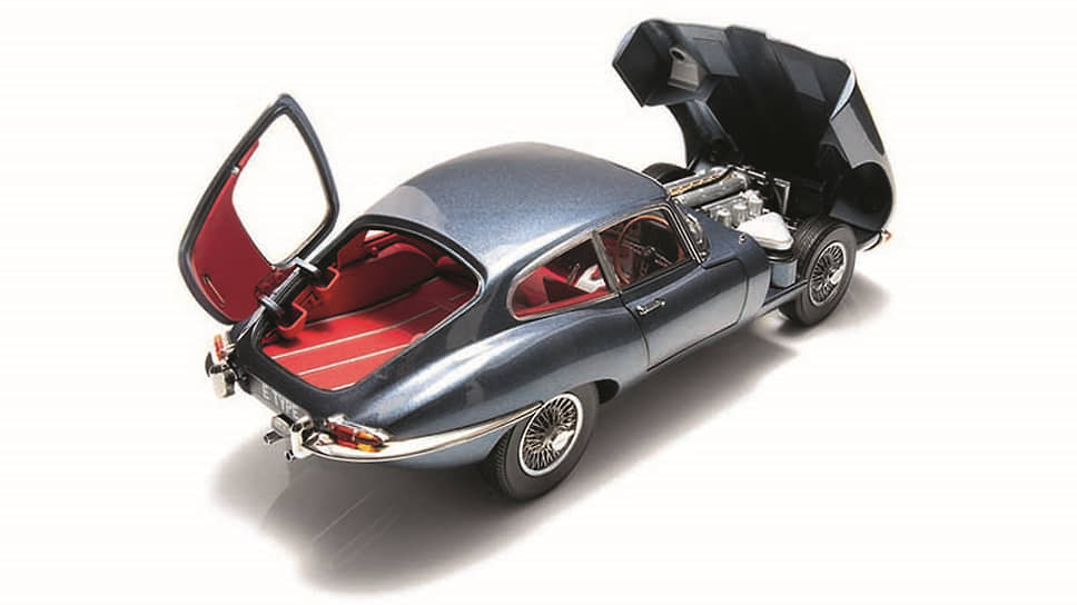 С первого взгляда автомобили Jaguar E-Type вызвали страсть и восторг, сегодня они вдохновляют дизайнеров на произведения искусства. При покупке модели можно выбрать один из трех цветов: British Racing Green, Opalescent Dark Blue или Opalescent Gunmetal 