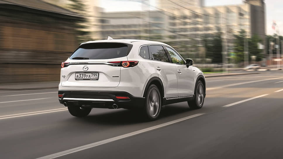 При пользовании Mazda CX-9 не возникает чувства пресыщенности, которое появляется у многих европейцев после пары часов нахождения в азиатском автомобиле. Все же модель проектировалась под американский рынок, а там свои стандарты. Например, важно, чтобы на кнопку нужно было нажать, а не коснуться ее. Чтобы приборы были аналоговыми. У CX-9 цифровой только спидометр 