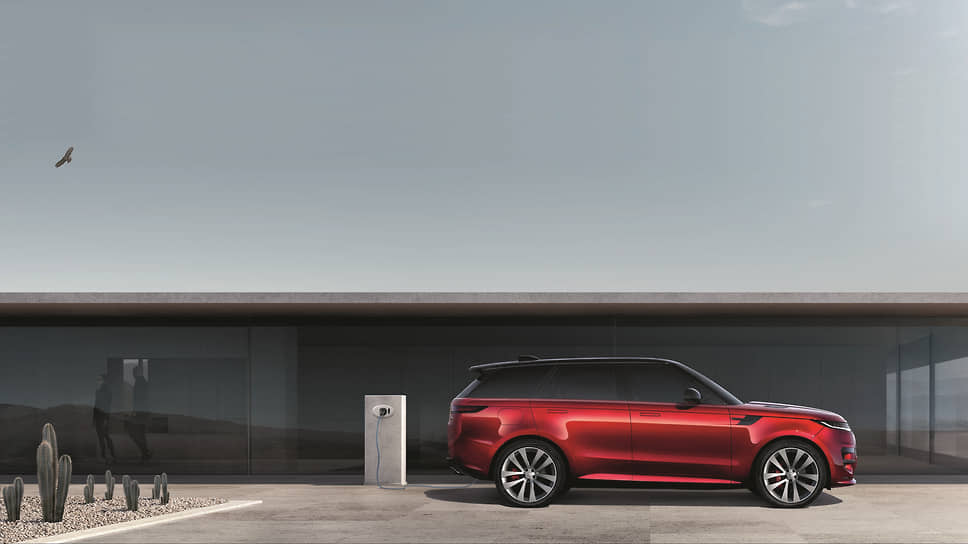 Гибридные версии Range Rover Sport доступны в вариантах мягкого и подключаемого гибрида, по две версии каждый. Подключаемые гибриды оснащены 400-сильным и 510-сильным двигателями. Последний разгоняет автомобиль до 100 км/ч за 5,4 секунды