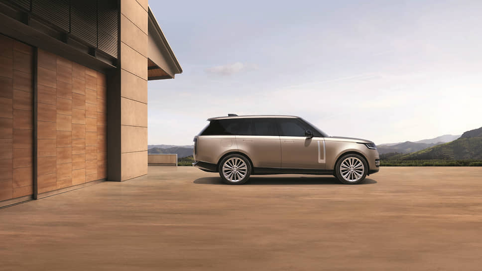 Range Rover нравится образцовой лаконичностью в интерьере. И спасибо за привычные круглые рукоятки управления. При этом на борту сверхновая электронная архитектура с возможностью дистанционного апгрейда «по воздуху» 