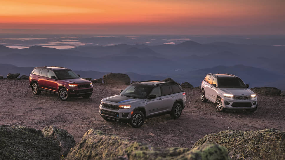 Jeep Grand Cherokee Trailhawk – самая героическая производная. Отличается зубастыми внедорожными шинами, дополнительной защитой днища, пневмоподвеской в базе, размыкаемыми стабилизаторами, навороченным приводом и «ползучим» круиз-контролем.  Jeep Grand Cherokee 4xe – подзаряжаемый гибрид с бензоэлектрической установкой, где работает наддувный мотор 2.0. Мощность системы – 381 л.с. На чистой электротяге проезжается около 40 км, а общий запас хода – до 700.  Jeep Grand Cherokee бывает стандартного размера или удлиненный на 30 см трехрядный. Но обычный салон после смены поколения тоже вместительнее. У сидящих на втором ряду – развлекательная система с индивидуальными экранами. 