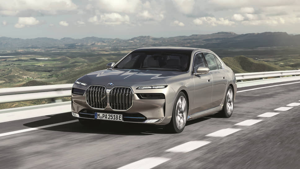 BMW 7 Series – тот спорный дизайнерский случай, когда скульптор отсек не все лишнее. Облегчить восприятие монолитного облика поможет впервые предложенная двухцветная окраска. Или уже существующий пакет M Sport с иным обвесом 