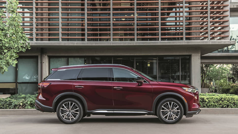 Infiniti QX60 – издание второе – стал меньше напоминать Nissan. Из приятного: классическая АКП, россыпь USB-слотов и связанный с навигатором круиз-контроль 