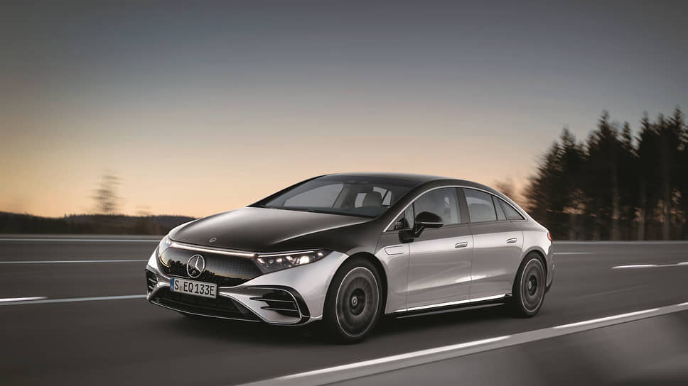 Mercedes-Benz EQS умеет высвечивать на дорогу стрелки-подсказки для водителя. И научен автономно парковаться на стоянке, оборудованной специальными датчиками. Также заявлена выдающаяся у серийных автомобилей обтекаемость 