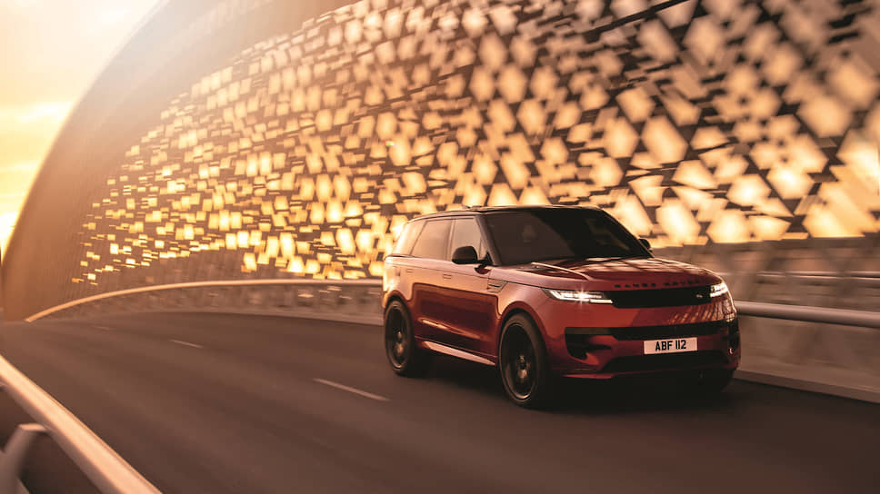 Range Rover Sport – самостоятельная модель, но в основном повторяющая флагманскую. Топовый двигатель тоже V8 4.4 с такой же мощностью в 530 л.с., совпадают и секунды разгона от 0 до 100 км/ч. Однако по имиджу Sport «динамичнее» 