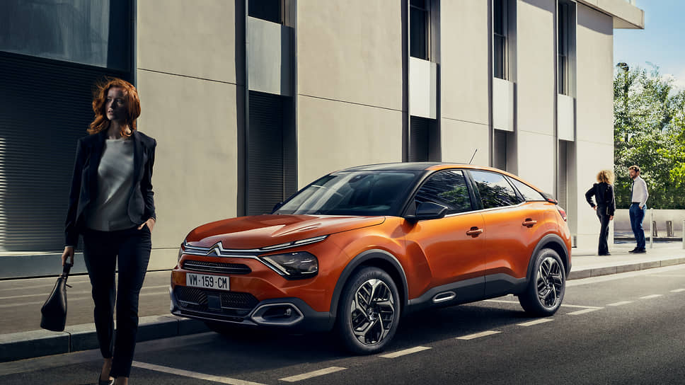 Citroen C4 внутри обустроен изобретательнее и уровнем повыше, чем Renault Arkana. В наличии цифровая панель приборов с дублирующим экранчиком под стеклом, массажеры кресел, продвинутая аудиосистема и панорамная крыша 