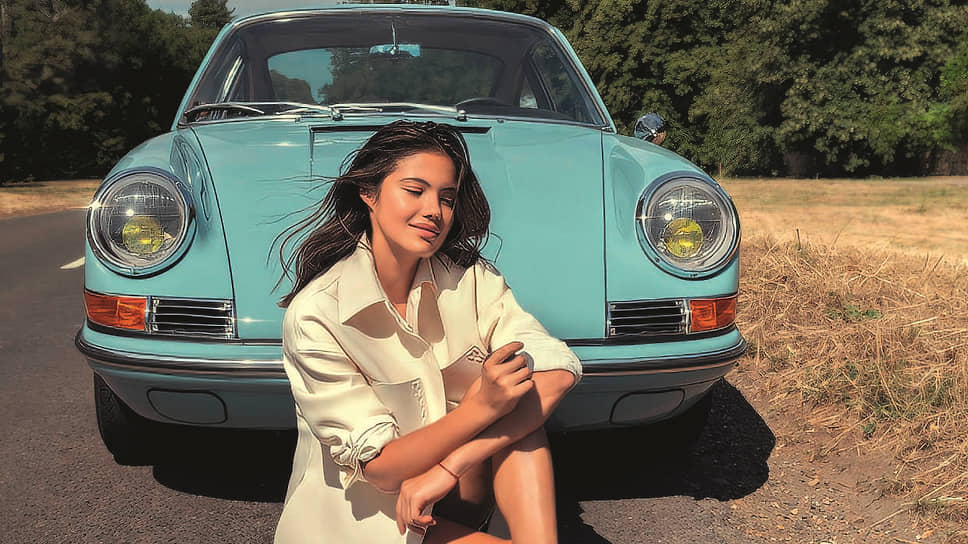 Партнером Эммы в фотосессии, которая прошла в Сильверстоуне, оказался Porsche 911 1965 года выпуска. То есть по возрасту он годится теннисистке не то что в отцы — в деды