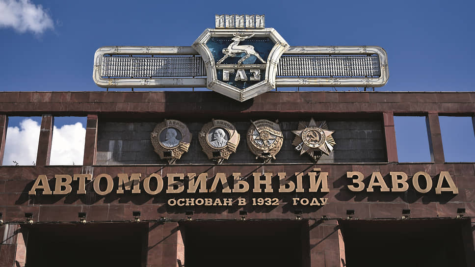 При всем стремлении к производству полного цикла ни один советский автомобильный завод не был в состоянии произвести весь перечень комплектующих. На стороне, как правило, закупались шоферский инструмент, аккумуляторы, фары, элементы системы зажигания, проводка, радиоприемники, электродвигатели системы отопления и вентиляции, подшипники, метизы (гайки, болты, шпильки, шайбы, саморезы), карбюраторы, резинотехнические изделия (шины, сальники, прокладки), контрольные приборы, стекла, обивка сидений
