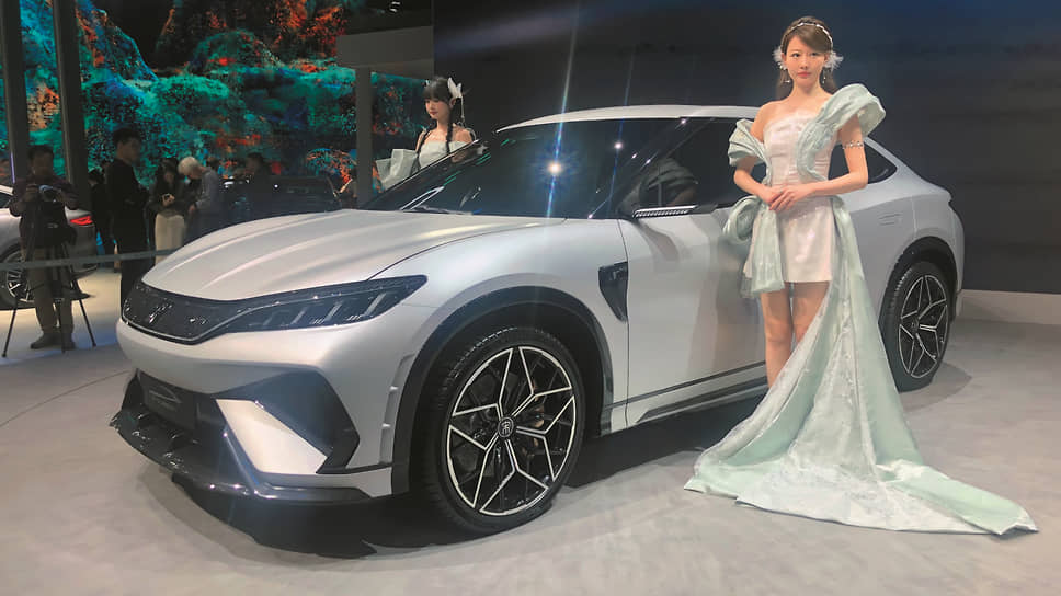 Концепт-кар BYD Song L был представлен публике впервые. Он относится к серии концептов BYD Dynasty и представляет собой электрический кроссовер B-класса. Стильные девушки, напоминающие эльфов, притягивали публику как магнит 