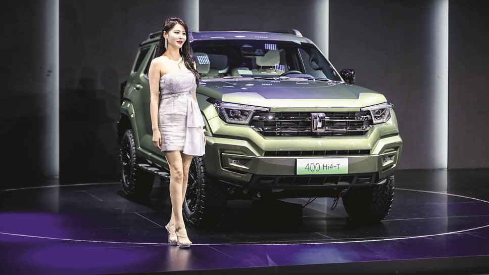 Одна из новинок бренда Tank — мировая премьера Tank 400 PHEV. У модели стильный ретродизайн, рамная конструкция с двухрычажной передней подвеской и неразрезным задним мостом и гибридная силовая установка, оснащенная двухлитровым турбомотором 