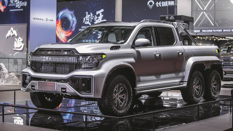 На выставке дебютировал трехосный Poer 6x6 CyberPickup, гибридный пикап от компании Great Wall Motor, оснащенный четырьмя блокировками: по одной — в межколесных дифференциалах и четвертой — в дифференциале между второй и третьей осями 