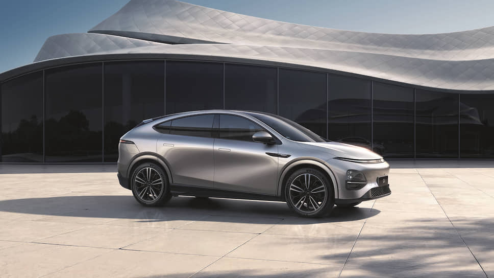 Новинка Шанхая и пятая модель в линейке компании Xpeng Motors, основанной всего-то пять лет назад, — электрокроссовер Xpeng G6, который был представлен как в заднеприводной, так и в полноприводной модификации. Дизайн салона отличается минималистичностью 