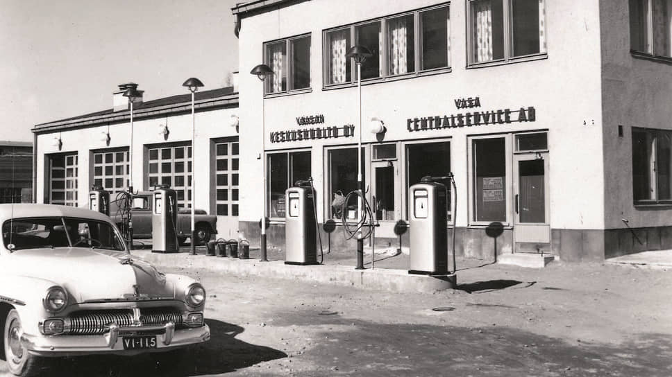 История Teboil началась в 1934 году в Хельсинки с продажи топлива в канистрах: бензин развозили по улицам на ручной тележке. Тогда компания называлась Trustivapaa Bensiini Oy. Современное название бренда возникло в 1966 году. В нем соединились буквы T и B, начальные в Trustivapaa Bensiini, со словом oil, «нефть»