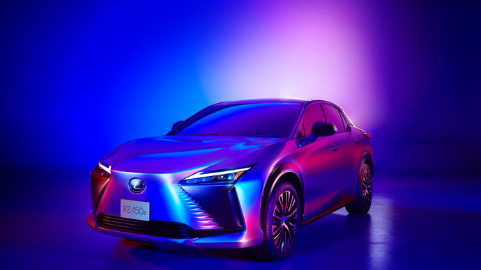 Lexus показал тизеры нового электрического кроссовера