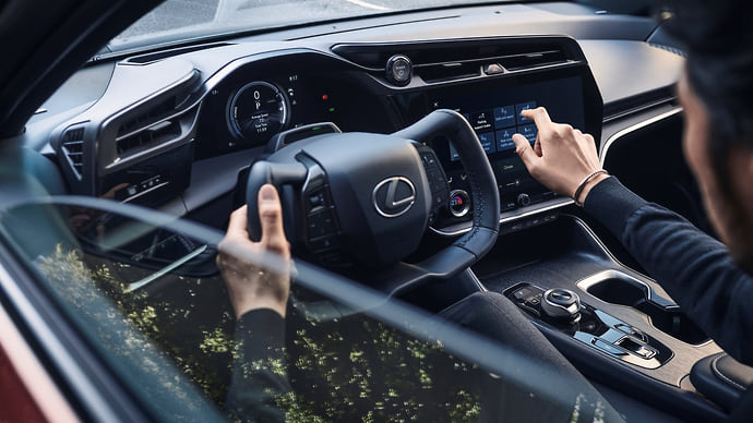 Электрокроссовер Lexus RZ 450e оснастят «штурвалом»