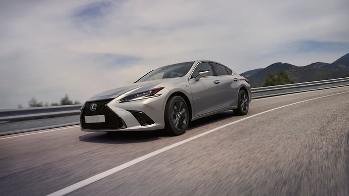Lexus обновил седан ES