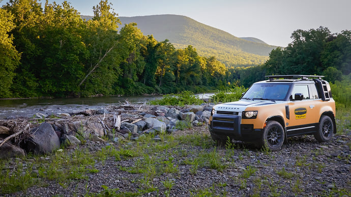 Новый Land Rover Defender получил версию Trophy Edition