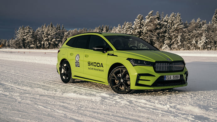 Skoda Enyaq RS iV установила рекорд Книги Гиннесса по ледовому дрифту