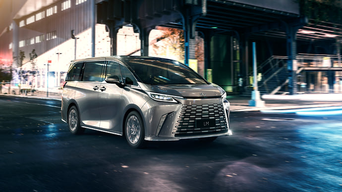 Lexus презентовал новое поколение минивэна LM