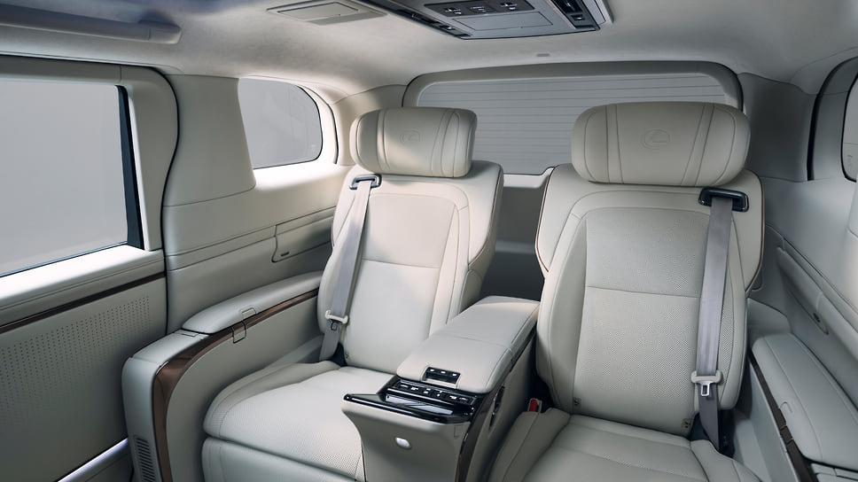 Lexus LM 500h