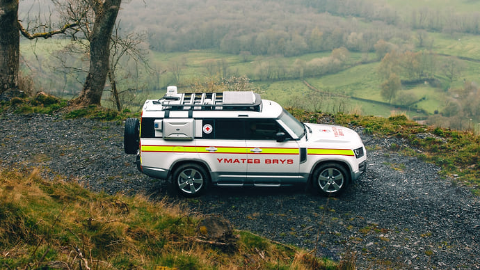Land Rover сделал Defender 130 для Красного Креста
