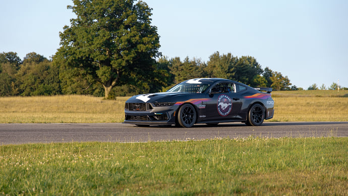 Ford показал 500-сильный Mustang Dark Horse R