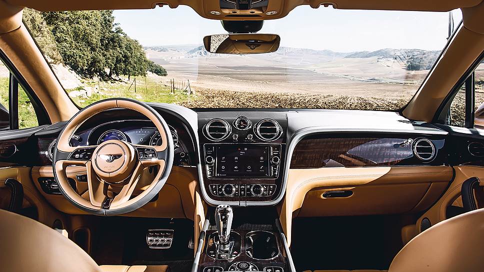 Заказчики могут выбрать одну из трех различных аудиосистем для Bentayga: Bentley Standard Audio, Bentley Signature Audio и Naim for Bentley Premium Audio Последняя систем – самая мощная в своем сегменте: 1950 Вт мощности и 18 динамиков, а также супертвитеры, воспроизводящие сверхвысокие частоты. 