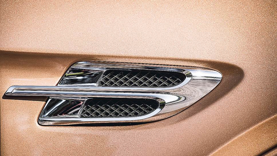 Bentayga – автомобиль, который невозможно спутать ни с каким другим. Стилизованные литеры B украшают не только боковые воздухозаборники, но и зажигаются в задних фонарях: светящаяся в темноте символика сразу делает облик автомобиля узнаваемым даже в ночное время. 