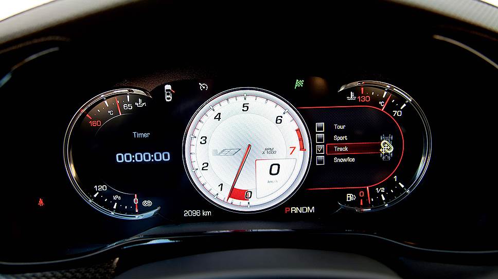 Передовая система управления функциями Cadillac User Experience (или пользовательский интерфейс Cadillac) также существенно облегчает жизнь водителю. Многие команды автомобиль понимает не с "тычка", а с голоса. Новый интерфейс с сенсорным экраном диагональю 8 дюймов позволяет получать и обрабатывать информацию, поступающую как от бортового компьютера, так и по каналам интернета