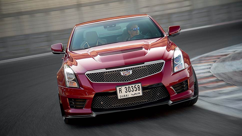 Водитель Cadillac может выбрать один из четырех режимов мехатронного шасси (Snow, Tour, Sport и Track), меняющих отклик педали газа, жесткость подвески и скорость переключения "автомата", а также оптимальный режим системы стабилизации - Wet, Dry, Sport 1, Sport 2 и Race