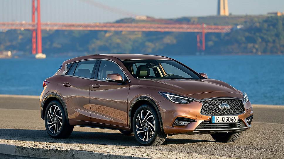 Infiniti Q30 будет также предлагаться в версии Sport. У нее заниженный на 15 мм клиренс и другие настройки подвески. Кроме того, у этой модификации особый дизайн: другой передний и задний бамперы, решетка радиатора, дверные пороги и 19-дюймовые легкосплавные диски.