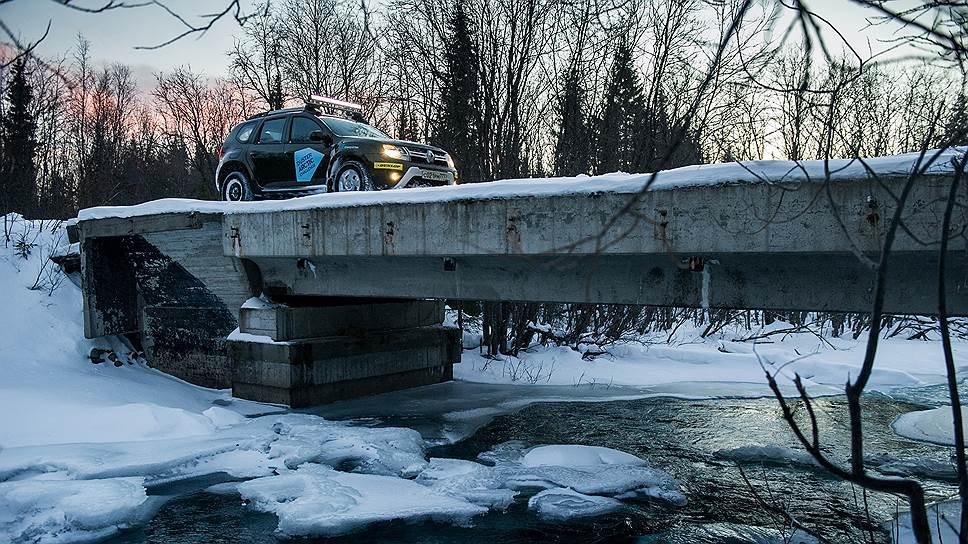 Водителю Duster нет нужды «заклинать» мороз песнями: уже в штатных комплектациях модель оснащена системой дистанционного запуска двигателя Renault Start. Чтобы завести и прогреть двигатель, нужно нажать кнопку на брелоке да предварительно установить рычаг коробки передач в нейтральное положение. Радиус действия ключа Renault Start – 200 м, но при наличии навигационной системы завести автомобиль можно независимо от местоположения водителя, запрограммировав включение системы на нужное время. На случай экстремально низких температур предусмотрен режим нескольких последовательных прогревов.