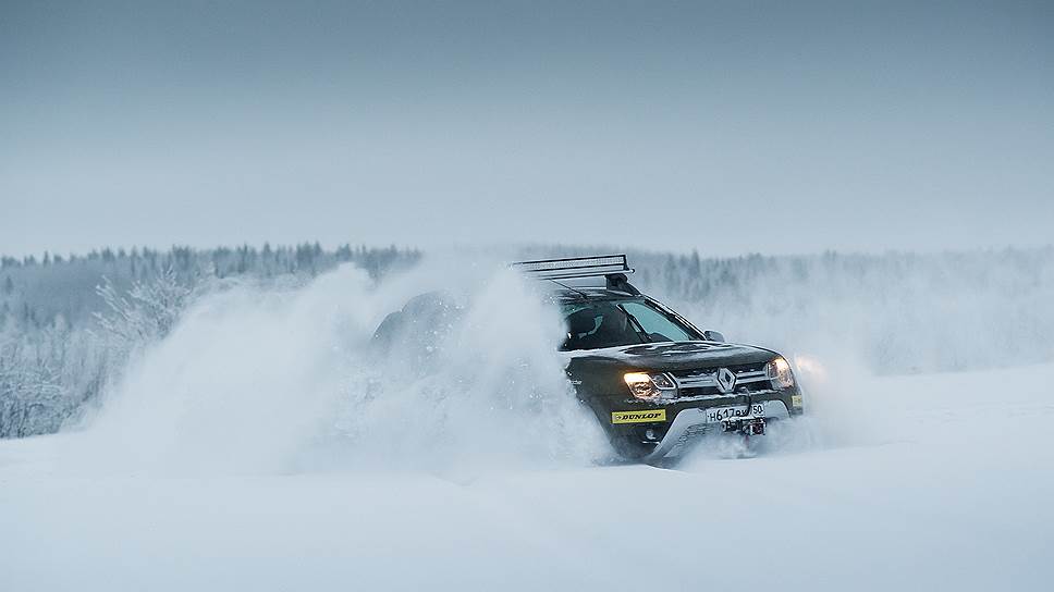 Новый Duster – неважно, на колесном или гусеничном ходу, – отличается поистине нордической стойкостью и крепостью. Защита колесных арок, 3-миллиметровый стальной лист, оберегающий редуктор и бензобак, а также сетка толщиной 16 мм, стоящая на пути летящих в радиатор камней, позволяют водителю Duster меньше задумываться о коварстве дорожного покрытия и необустроенности страны, сосредотачиваясь на ее красотах