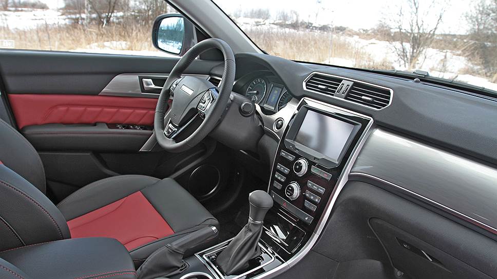 Отделка салона Haval H2 выполнена из искусственной кожи. Поясничная опора водительского сиденья с электрорегулировкой есть только в комплектации Elite, она на 50 тыс. руб. дороже, чем Lux 