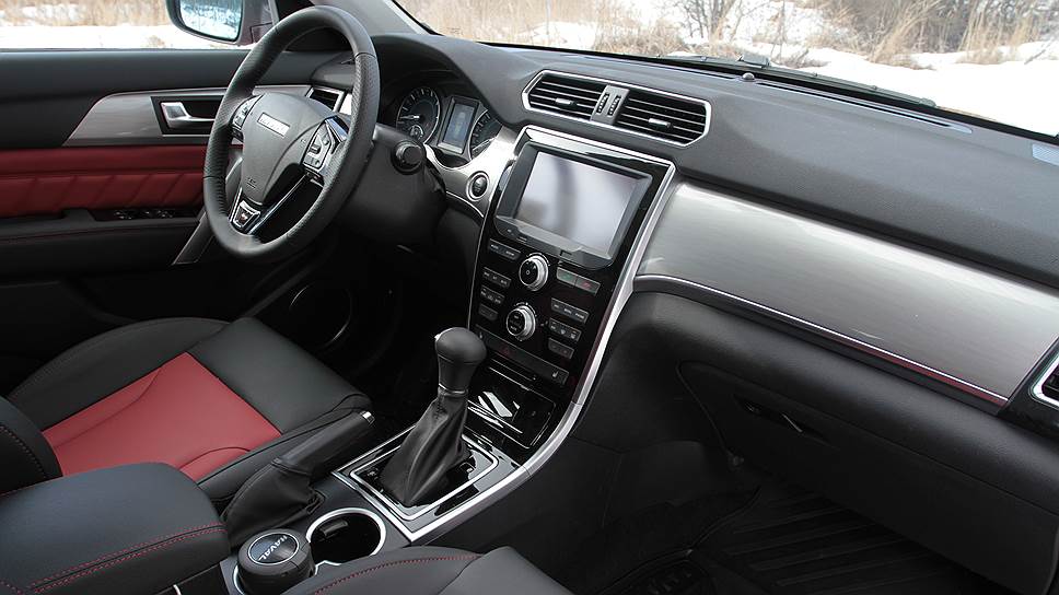 Отделка салона Haval H2 выполнена из искусственной кожи. Поясничная опора водительского сиденья с электрорегулировкой есть только в комплектации Elite, она на 50 тыс. руб. дороже, чем Lux 