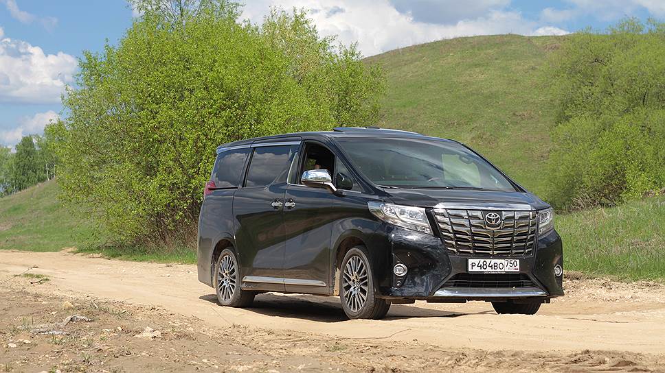 Alphard без особого труда проехал в деревню. Крайне неприятная для бездорожья форма бампера (с низкой «губой») и передний привод должен был удержать рядового водителя от поездок да пределы МКАД. Но я зря опасался: вдоль реки минивэн проехал нормально, почти нигде не зацепившись, взобрался на горку и шустро объехал острые камни под удивленные взгляды рязанских рыбаков. Клиренс Alphard — 160 мм, как у «Соляриса»