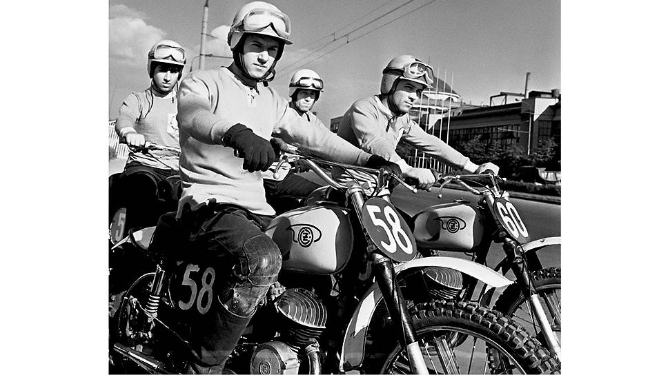 Команда спортсменов-мотогонщиков ЗИЛ. Москва, 1968 год