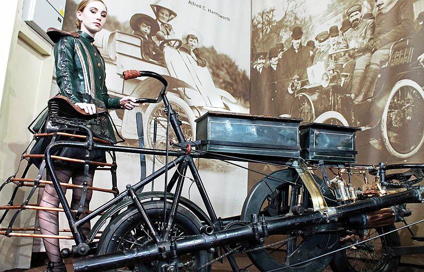 А так же Pennington Autocar 1896 года оригинальной конструкции, пассажир которого сидел впереди водителя