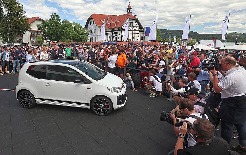 «Заряженный» Volkswagen Up! GTI оснащен мотором мощностью 115 л.с., который разгоняет автомобиль весом 997 килограммов до сотни за 8,8 секунды. У машины спортивна подвеска, дорожный просвет — всего 15 мм