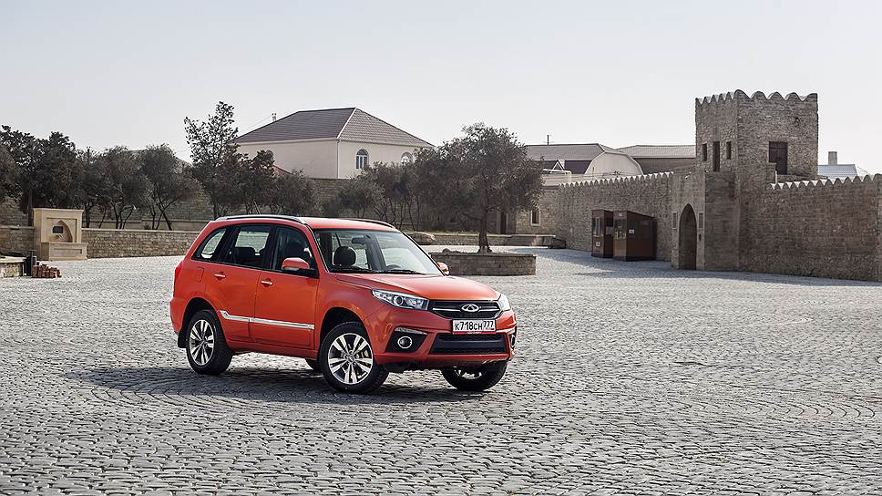 Найдите 183 отличия — именно столько изменений получил Chery Tiggo 3. Больше всего — в мелочах, призванных усилить общее ощущение качества: светодиодные ходовые огни, противотуманки с подсветкой поворотов и новые 17-дюймовые литые диски.