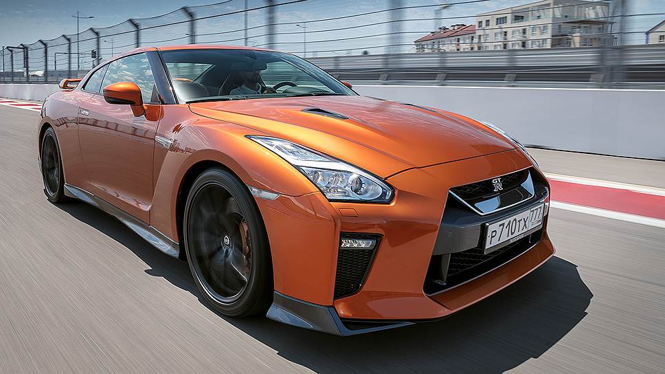 В платформе Premium Midship автомобиля Nissan GT-R двигатель сдвинут назад для улучшения развесовки. Кроме того, раздаточная коробка и коробка передач расположены в задней части Nissan GT-R. Это первая в мире модель полноприводного автомобиля с подобным технологическим решением.